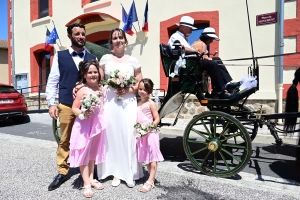 Malvalette : les mariés arrivent dans une calèche tirée par des chevaux de cinéma
