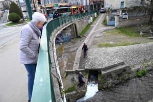 De la peinture finit dans la rivière le Dolaizon au Puy-en-Velay