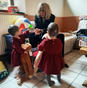 Quand Brigitte Macron rend visite aux jumelles Lou et Elena de Saugues