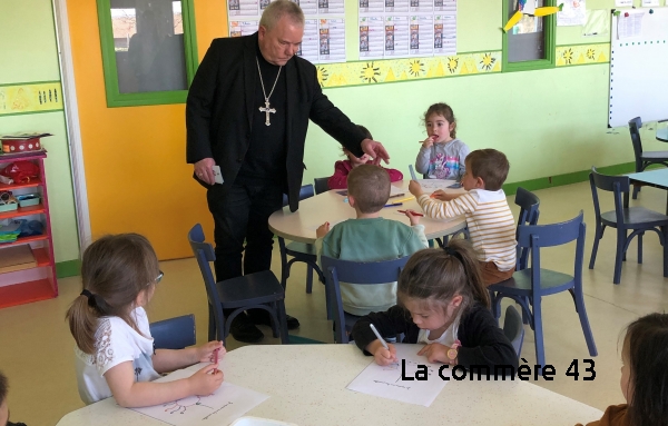 Yves Baumgarten en visite à l&#039;école à Sainte-Sigolène Crédit DR||