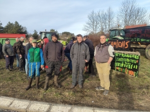 Les agriculteurs sans syndicat ont manifesté dimanche au rond-point de Lachamp