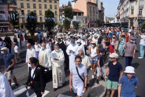 Le Puy-en-Velay : les fêtes mariales rassemblent les catholiques (vidéo)