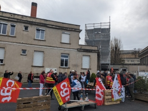 Au Puy-en-Velay, l&#039;intersyndicale s&#039;est mobilisée devant l&#039;hôpital Sainte-Marie