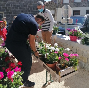 Saint-Pal-de-Mons : un nouveau baby-foot pour les « SympasLoupiots » grâce à la vente de fleurs