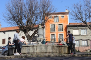 Monastier-sur-Gazeille : les collégiens de Saint-Dominique plantent 34 mètres de haie