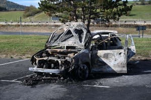 Une voiture entièrement brûlée près de la RN88 à Saint-Germain-Laprade