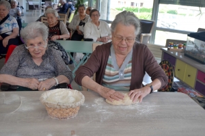 Beauzac : les résidents du foyer Bon Secours font leur pain grâce à un boulanger itinérant
