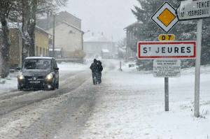La neige collante a mis pas mal de pagaille sur le réseau secondaire en Haute-Loire.|Au Pertuis, la neige tombait ce dimanche vers 9 heures comme on peut le voir sur cette webcam.||