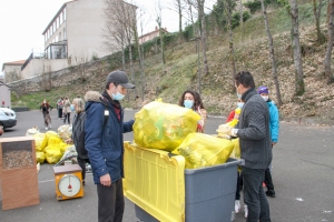 Puy-en-Velay : 900 lycéens collectent 345 kg de déchets en ville