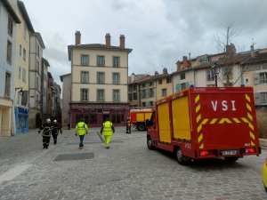 Un important incendie en plein centre-ville du Puy-en-Velay