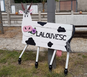 Lalouvesc : le comité des fêtes décore le village pour l&#039;Ardéchoise