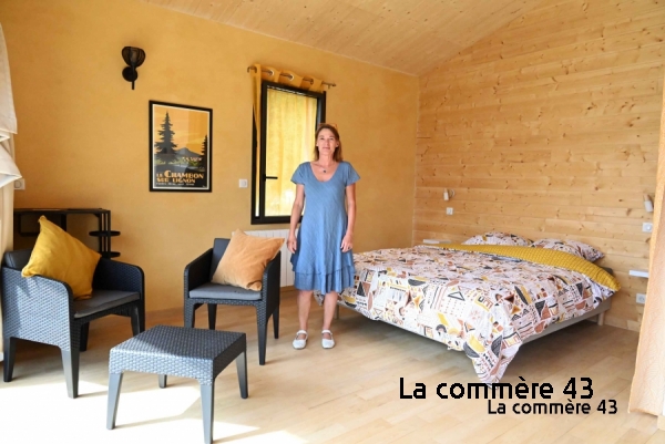 Deux chalets en bois ont été construits au milieu de la nature à &quot;Champ-Fleuri&quot; au Chambon-sur-Lignon|Nancy Epalle-Saby, directrice de l&#039;office de tourisme||||