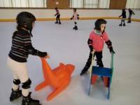 Les enfants à la patinoire et sur l&#039;île aux pirates