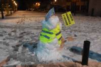 Un bonhomme de neige fait le piquet de grève à Retournac