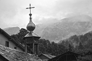 L’église d’un village situé en Haute-Savoie, sur la route de La Clusaz (74). Photo Lucille Cottin