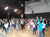Yssingeaux : Doni Doni fait danser les écoliers de Jean-de-la-Fontaine