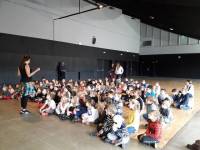 Yssingeaux : Doni Doni fait danser les écoliers de Jean-de-la-Fontaine