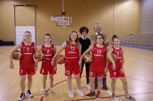 Sainte-Sigolène : de nouveaux maillots pour les basketteuses U15