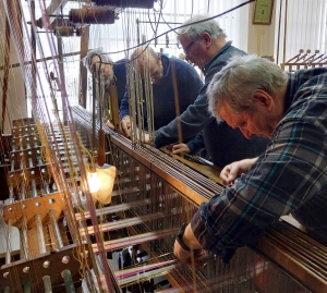 Sainte-Sigolène : ils remettent en état un métier à tisser de 1902 au musée La Fabrique