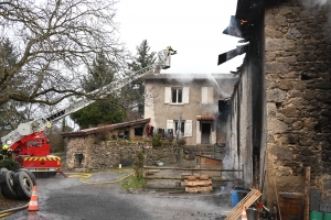 Un bâtiment agricole de 300 m2 en feu à Monistrol-sur-Loire (vidéo)
