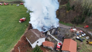 Un bâtiment agricole de 300 m2 en feu à Monistrol-sur-Loire (vidéo)