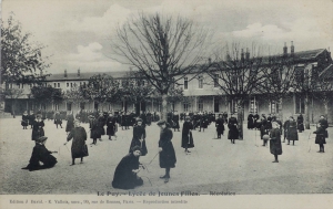 Les élèves du lycée de filles du Puy, (lycée fréquenté par les enfants de la bourgeoisie de la ville).