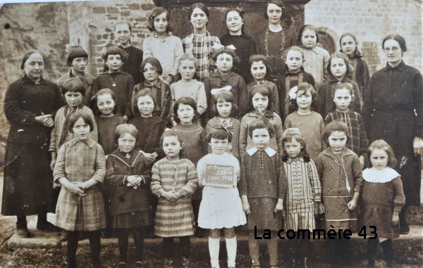Maîtresses  et élèves de l&#039;école privée de filles de Saint-Privat-d&#039;Allier en 1928|Les élèves du lycée de filles du Puy, (lycée fréquenté par les enfants de la bourgeoisie de la ville).||