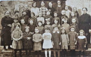 Maîtresses  et élèves de l&#039;école privée de filles de Saint-Privat-d&#039;Allier en 1928