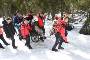 Pour ses 50 ans, dix pompiers lui ont permis de monter au Mont Mézenc