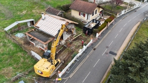 Futur pont de la Loire à Bas-en-Basset : la déconstruction de deux maisons a commencé