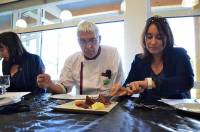 Dominique Dars, prof en cuisine au CFA, et Karine Vincent, gagnante du concours 2015, très concentrée à l&#039;heure de la dégustation