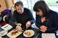Philippe Brun, chef du restaurant étoilé d&#039;Alleyras, et Valérie Louche, bénévole au Dahlir.