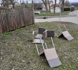 Monistrol-sur-Loire : 5 chaises abandonnées sur un terrain privé