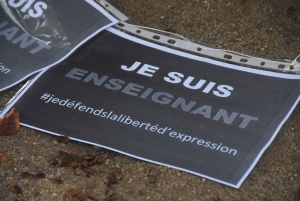 Un rassemblement silencieux au Puy-en-Velay pour honorer l&#039;enseignant décapité