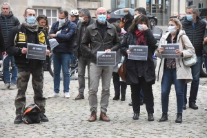 Un rassemblement silencieux au Puy-en-Velay pour honorer l&#039;enseignant décapité