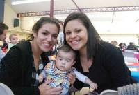 Tiago, 7 mois, de Lapte entre sa maman Laura Defour et sa tante Anna.