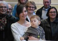 Le premier bébé de l&#039;année 2015 Léandre Gonon de Saint-Maurice-de-Lignon, dans les bras de sa maman.