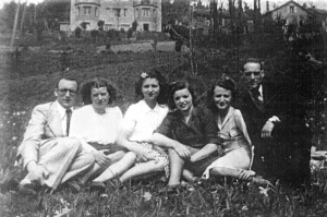 Crédit Collection Pierre Sauvage. Praly (à gauche) avec sa fiancée chambonnaise et quatre de ses amis juifs photographiés en avril 1943 au Chambon-sur-Lignon.