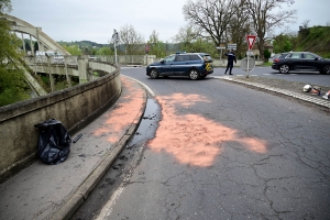 Bas-en-Basset : une voiture finit contre le pont, le conducteur s’évanouit dans la nature