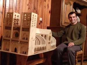 Dunières : après la Tour Eiffel, il réalise une maquette en bois de la cathédrale Notre-Dame de Paris