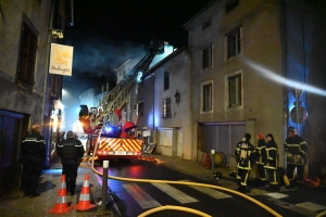 Feu d&#039;habitation au Monastier-sur-Gazeille : 48 pompiers engagés mardi soir (vidéo)