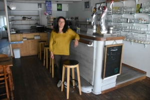 Fay-sur-Lignon : après le décès de son mari, elle cherche à vendre le Café de la fontaine