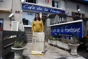 Fay-sur-Lignon : après le décès de son mari, elle cherche à vendre le Café de la fontaine