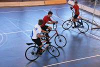 Pont-Salomon : ils dansent ou jouent au foot… sur un vélo (vidéo)