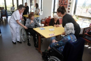 Yssingeaux : les résidents de l&#039;hôpital retrouvent des jeux anciens