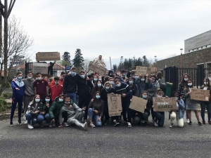Yssingeaux : les terminales continuent le blocus pacifique devant le lycée Chabrier