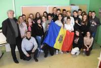 Christian Daudel (à gauche) est le consul de Moldavie en Auvergne-Rhône-Alpes.|Les élèves ont confectionné le martisor, qui illustre la fête du printemps en Moldavie||
