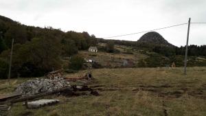 Trois téléskis abandonnés démantelés au pied du Gerbier de Jonc