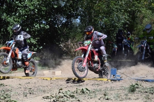 Les pilotes mordent la poussière au motocross de Lapte