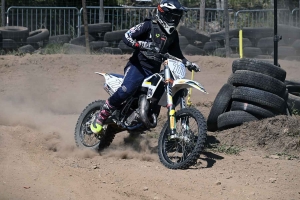 Les pilotes mordent la poussière au motocross de Lapte